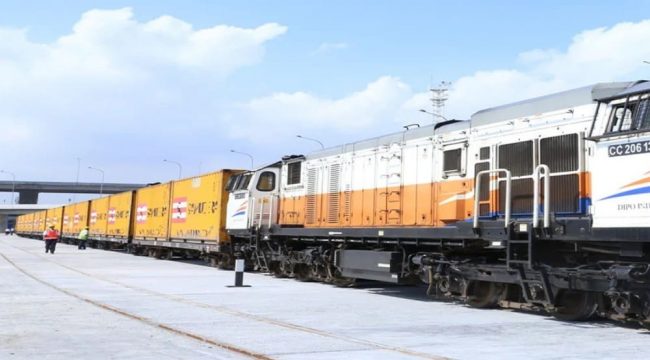 Kereta api angkutan petikemas KAI mendukung distribusi logistik nasional dengan volume angkutan tumbuh 19,57 persen hingga September 2026.(Ist by KAI)