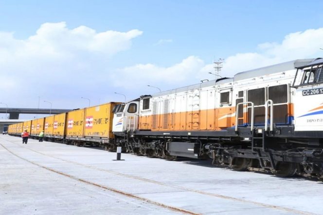 
 Kereta api angkutan petikemas KAI mendukung distribusi logistik nasional dengan volume angkutan tumbuh 19,57 persen hingga September 2026.(Ist by KAI)
