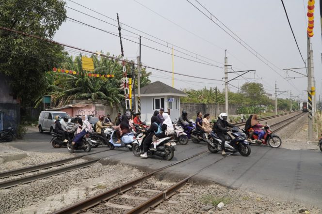
 KAI Daop 1 Jakarta Mulai Tempatkan Petugas Jaga di Lima Perlintasan Sebidang di Bekasi dan Tangerang