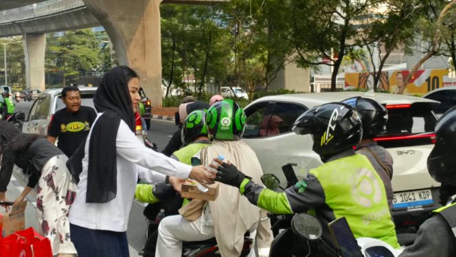 
 Libatkan Perempuan Jagatara, Jumat Berkah Wartawan Berbagi 100 Paket Makanan di Tebet & Kuningan Jaksel