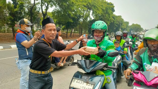 
 Menebar Kebaikan di Tanjung Barat Jaksel, PJBW & GPIB Berbagi Ratusan Paket Nasi Siap Saji ke Para Penerima Manfaat