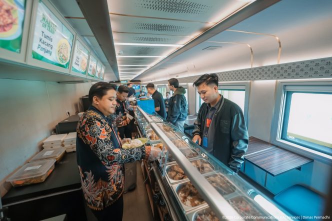 
 Warteg on Train Hadir di KA Batavia, Penumpang Kini Bisa Pilih Lauk Favorit di Kereta