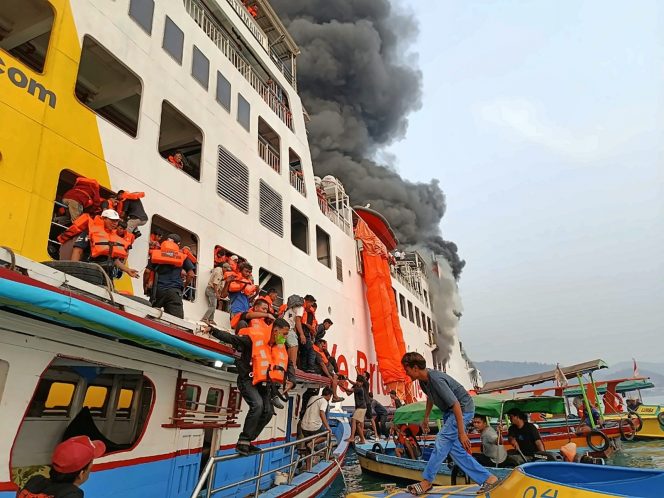 
 Pangkalan KPLP Tanjung Priok Kerahkan Kekuatan Armada Laut untuk Tangani Kebakaran KMP Batu Mandi di Selat Sunda