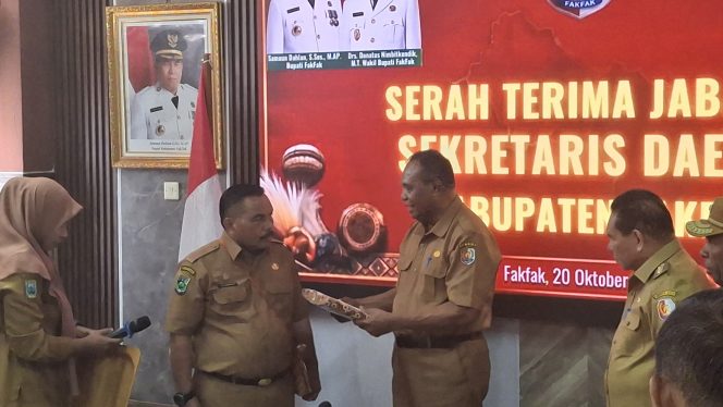 
 Bupati Fakfak Pimpin Sertijab Sekda Definitif Arif H. Rumagesan, Tekankan Sinergi OPD