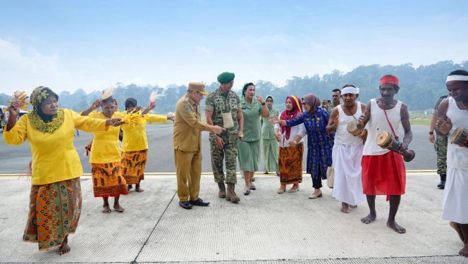 
 Tarian Tradisional Fakfak Warnai Penyambutan Danrem 182/JO di Bandara Siboru
