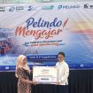 General Manager TPK Koja Banu Astrini saat memberikan bantuan kepada Wakil Kepala Sekolah SMAN 8 Yogyakarta 
