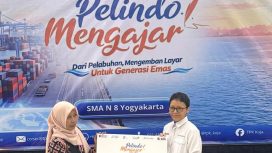 General Manager TPK Koja Banu Astrini saat memberikan bantuan kepada Wakil Kepala Sekolah SMAN 8 Yogyakarta 
