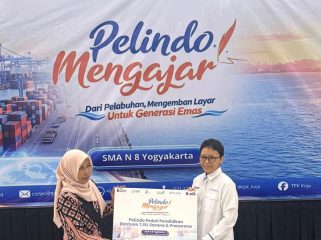 General Manager TPK Koja Banu Astrini saat memberikan bantuan kepada Wakil Kepala Sekolah SMAN 8 Yogyakarta