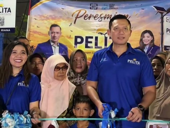
 AHY Menyalakan PELITA di Tengah Masyarakat dan Hujan Lebat