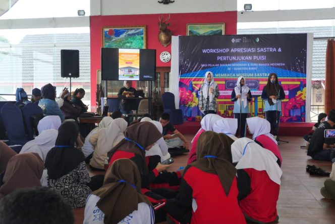 
 Pelajar se-Sumatera Barat Pentas Bersama dalam Penutupan Workshop Apresiasi Sastra dan Pertunjukan Puisi