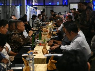 Menhub Dudy bersama pejabat Kemenhub dan operator