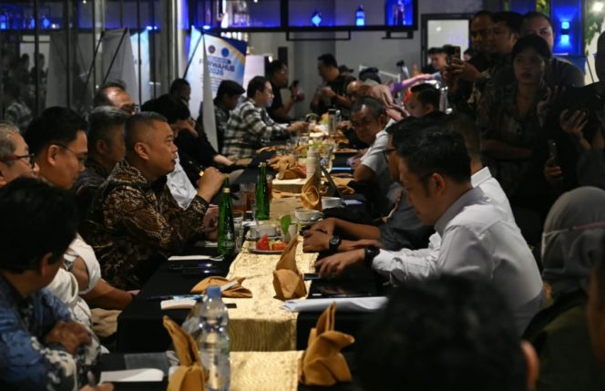 
 Menhub Dudy bersama pejabat Kemenhub dan operator