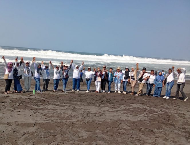 
 Ibu-Ibu PKK Ngaran 1 Rayakan Kebersamaan, Menyusuri Pantai-Pantai Indah