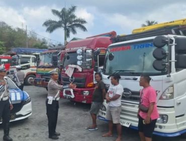 Polisi Kawal Jalur Logistik MotoGP 2026 di kawasan Pelabuhan Barang Lembar, Lombok Barat (Lobar), ke Mandalika. (Foto Humas Polda NTB)