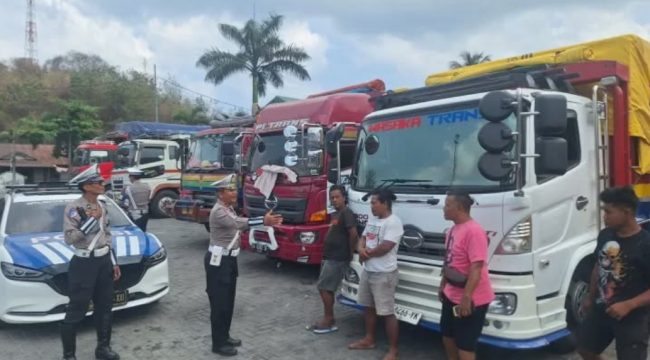 Polisi Kawal Jalur Logistik MotoGP 2026 di kawasan Pelabuhan Barang Lembar, Lombok Barat (Lobar), ke Mandalika. (Foto Humas Polda NTB)