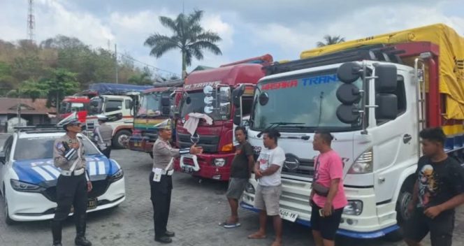 
 Polisi Kawal Jalur Logistik MotoGP 2026 di kawasan Pelabuhan Barang Lembar, Lombok Barat (Lobar), ke Mandalika. (Foto Humas Polda NTB)