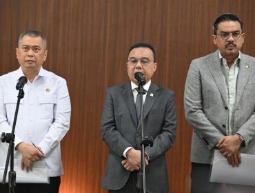 Menhub Dudy beraama anggota DPR dan Menteri UMKM