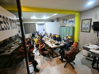 Menhub Dudy saat berbincang dengan wartawan Forwahub di Presroom Kemenhub