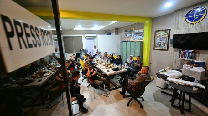 
 Menhub Dudy saat berbincang dengan wartawan Forwahub di Presroom Kemenhub