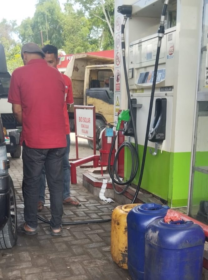 
 Antrean Solar Mengular di SPBU Gintong Pidie, Pengemudi L300 Kesal Menunggu Berjam-jam