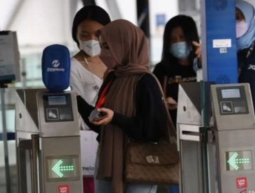 Pengguna jasa angkutan umum MRT