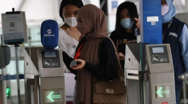 Pengguna jasa angkutan umum MRT