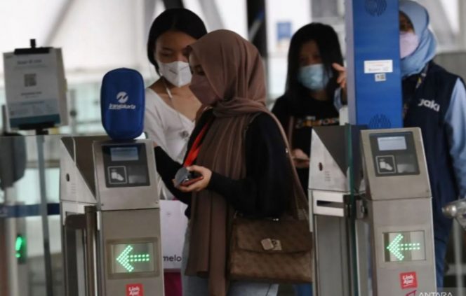 
 Pengguna jasa angkutan umum MRT
