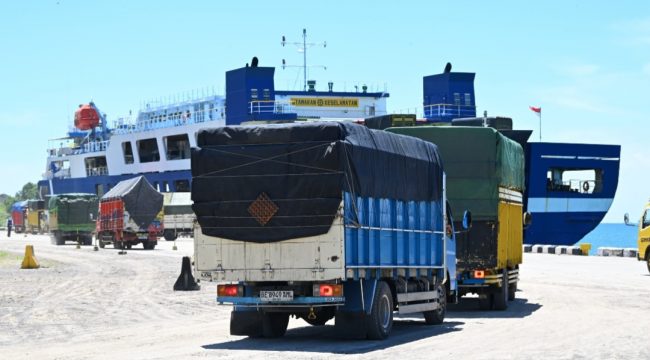 Kendaraan Angkutan di Pelabuhan Penyebernagan