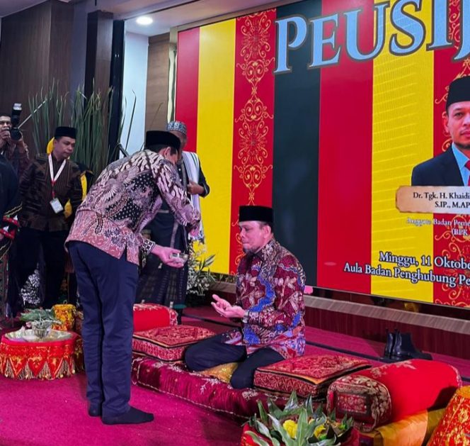 
 ​Putra Aceh Dr. (Cand) Khaidir Abdurrahman Jalani Upacara Dipeusijuek Sebagai Anggota BPK RI