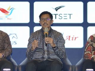 Ketua INACA (tengah)