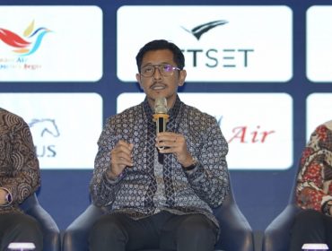 Ketua INACA (tengah)