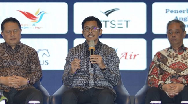 Ketua INACA (tengah)