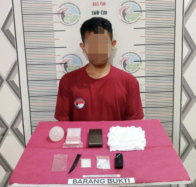 
 Satresnarkoba Polres Nagan Raya Amankan Terduga Pelaku Narkotika, Sita Sabu Seberat 10,18 Gram di Darul Makmur
