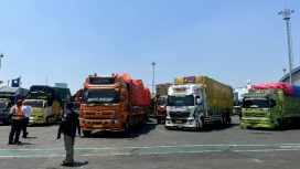 Kendaraaan angkutan barang di Pelabuhan Tanjung Perak