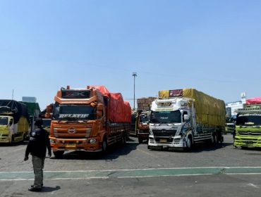 Kendaraaan angkutan barang di Pelabuhan Tanjung Perak