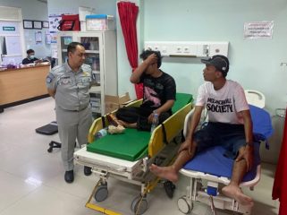 Kepala Jasa Raharja Ngawi saat menjenguk korban kecelakaan di rumah sakit
