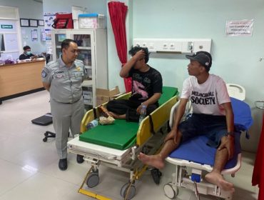 Kepala Jasa Raharja Ngawi saat menjenguk korban kecelakaan di rumah sakit