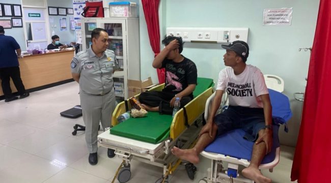 Kepala Jasa Raharja Ngawi saat menjenguk korban kecelakaan di rumah sakit