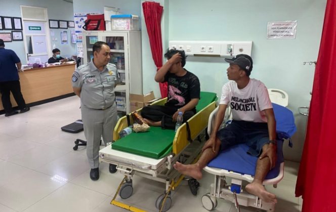 
 Kepala Jasa Raharja Ngawi saat menjenguk korban kecelakaan di rumah sakit