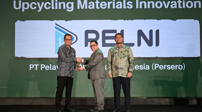 Dirut PELNI saat menerima penghargaan