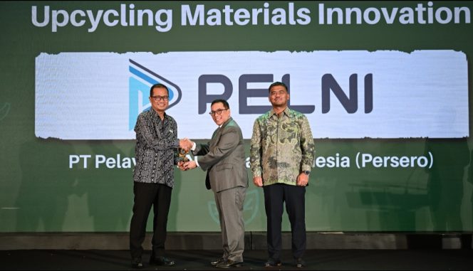 
 Dirut PELNI saat menerima penghargaan