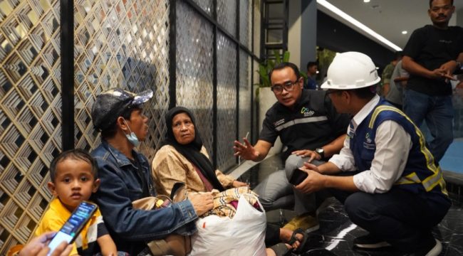 Dirut ASDP sambangi penumpang KMP Batumandi pascaevakuasi di Pelabuhan Merak