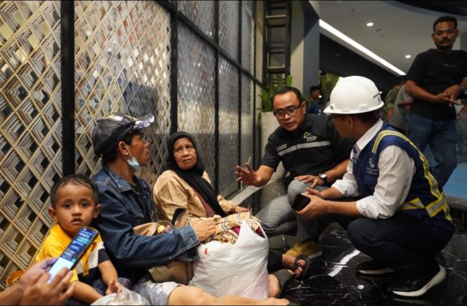 
 Dirut ASDP sambangi penumpang KMP Batumandi pascaevakuasi di Pelabuhan Merak