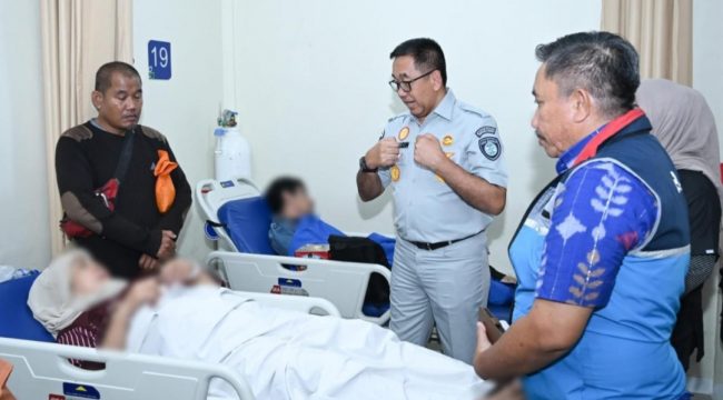 Dirut Jasa Raharja menjenguk penumpang KMP Batumandi yang terbakar di Merak
