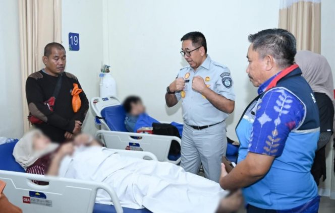 
 Dirut Jasa Raharja menjenguk penumpang KMP Batumandi yang terbakar di Merak