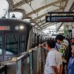 Penumpang angkutan umum di Jakarta