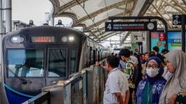 Penumpang angkutan umum di Jakarta