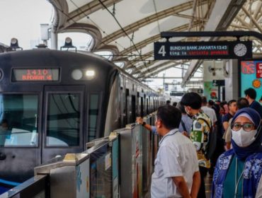 Penumpang angkutan umum di Jakarta