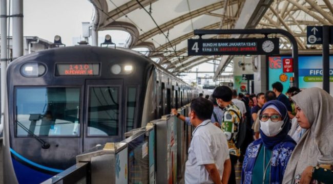 Penumpang angkutan umum di Jakarta
