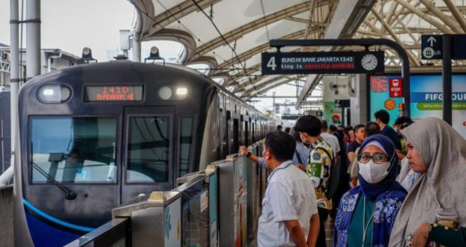 
 Penumpang angkutan umum di Jakarta